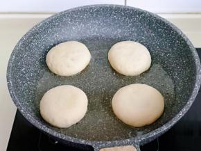 起油锅，加入包好的饼胚，小火慢煎至两面金黄即可。