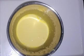 首先蛋黄加白砂糖用手持电动打蛋器中速打发至蛋黄液微微发白。