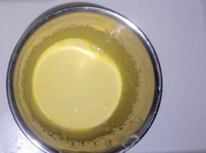首先蛋黄加白砂糖用手持电动打蛋器中速打发至蛋黄液微微发白。