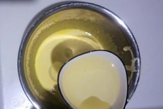 分5~6次加入玉米油搅拌均匀，每次都搅拌均匀再加下一次。