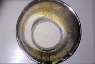 过筛加入低筋面粉