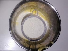 过筛加入低筋面粉