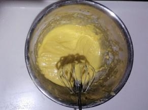 用手持打蛋器画z字搅拌均匀
