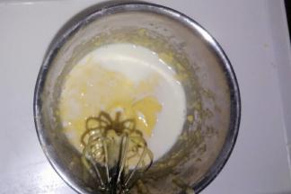 分5~6次加入牛奶，同样画 Z字搅拌均匀。每次都搅拌均匀后再加下一次