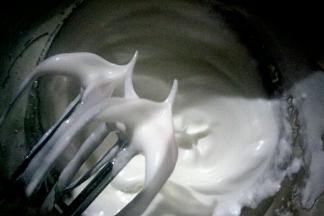 (友情提示，预热烤箱，上下火150度)蛋清加入柠檬汁，分三次加入白砂糖，用手持电动打蛋器低速打发至打蛋器提起蛋白不易落下，呈坚挺小弯尖状态