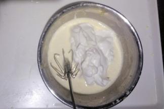 把蛋白全部倒入蛋黄糊中，翻拌(5~6次)成不均匀状态。