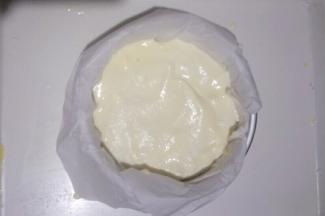 把蛋糕糊慢慢倒入模具中，表面刮平