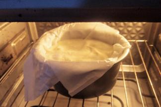 放入烤箱中层，约烤55分钟左右。中途上色过深要加盖锡纸呦。