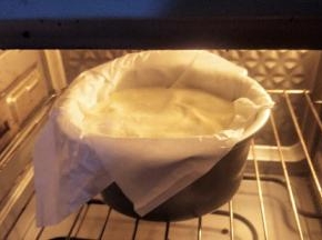 放入烤箱中层，约烤55分钟左右。中途上色过深要加盖锡纸呦。