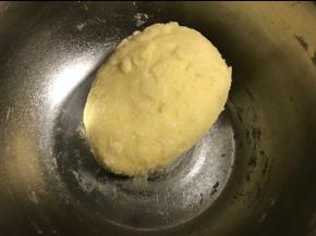 一点点加入麻薯面包粉混合成没有干粉的状态。