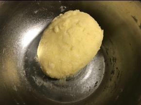 一点点加入麻薯面包粉混合成没有干粉的状态。