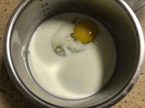 鸡蛋、牛奶、糖放在一个容器里。