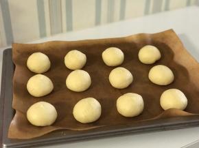 均分成12-16份，25-40克1个，滚圆。