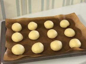 均分成12-16份，25-40克1个，滚圆。