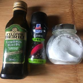 准备好橄榄油，黑胡椒碎，盐