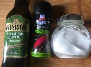 准备好橄榄油，黑胡椒碎，盐
