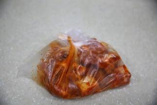 用筷子充分拌匀，放到保鲜袋中，冷藏一晚，腌的时间越长排骨越入味，冷藏24小时更棒