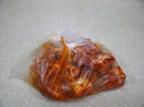 用筷子充分拌匀，放到保鲜袋中，冷藏一晚，腌的时间越长排骨越入味，冷藏24小时更棒