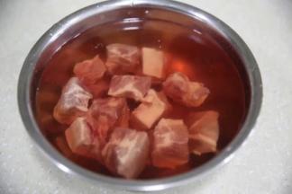 排骨洗净用水浸泡2小时，
中间不时用手挤压排骨并换水几次，这是为了更好的去除排骨中的血水