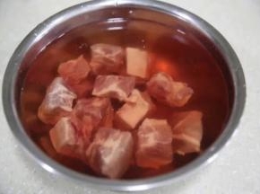 排骨洗净用水浸泡2小时，
中间不时用手挤压排骨并换水几次，这是为了更好的去除排骨中的血水