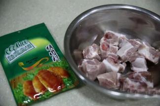 泡好的排骨捞出放入盆中，加入35克奥尔良腌料，不加水，用排骨自身带的水就够了