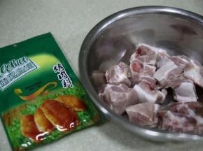 泡好的排骨捞出放入盆中，加入35克奥尔良腌料，不加水，用排骨自身带的水就够了