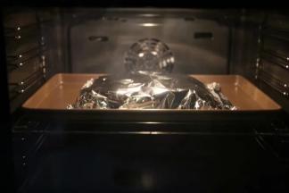 在表面再盖上一层锡纸，边缘包紧放入预热好的烤箱200度35分钟