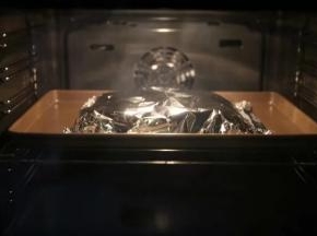 在表面再盖上一层锡纸，边缘包紧放入预热好的烤箱200度35分钟