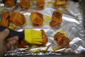 35分钟后取出排骨，小心的揭开表面的锡纸，在排骨表面刷一层蜂蜜