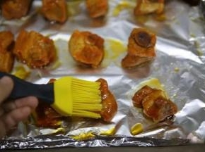 35分钟后取出排骨，小心的揭开表面的锡纸，在排骨表面刷一层蜂蜜