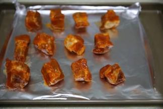 腌好的排骨取出，烤盘垫锡纸，把排骨放在锡纸上