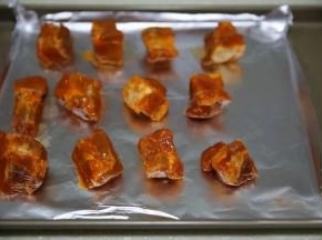 腌好的排骨取出，烤盘垫锡纸，把排骨放在锡纸上