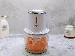 将切好的鸡胸肉加入绞肉机中，绞成鸡蓉。