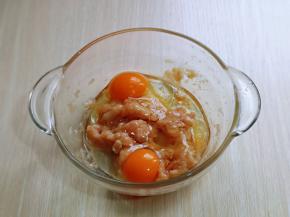 磕入两个鸡蛋，用手动打蛋器打至均匀。