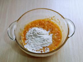 加入面粉，再次搅拌均匀至无干粉。(普通面粉即可)