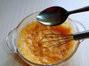 加入一小勺橄榄油，再次搅拌均匀。