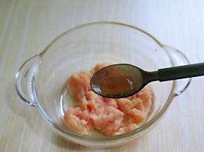 把鸡蓉放入器具中，加入料酒。