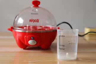 取适量水（如图）倒入蒸架下的蒸盘里；