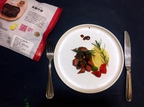 起锅装盘盖上盖子焖一下，锁住水分，1分钟后可以吃了