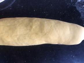 发酵好的面团揉搓排气，再搓成长条