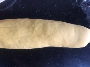 发酵好的面团揉搓排气，再搓成长条