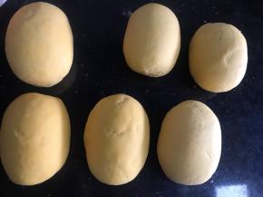 分成六分，再搓成不规则的椭圆形