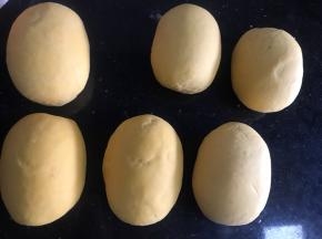 分成六分，再搓成不规则的椭圆形