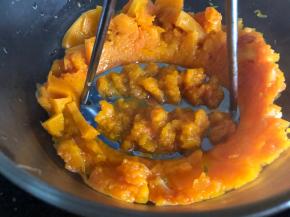 南瓜去皮洗净蒸熟后压成泥