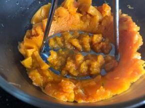 南瓜去皮洗净蒸熟后压成泥