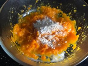 加入酵母和碱混合均匀