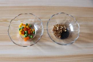 蒸鸡蛋的时候把什锦菜过水焯熟，捞出沥干水分，熟核桃仁切碎粒；