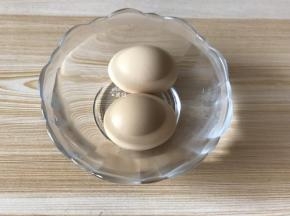 蒸熟的鸡蛋从蒸蛋器里取出后立即放入冷水里浸泡一分钟左右，这样容易剥壳；