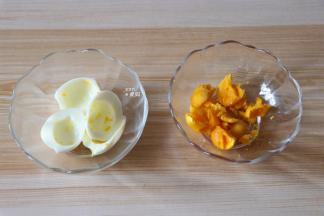 鸡蛋去壳对切两半，蛋黄蛋白分开；