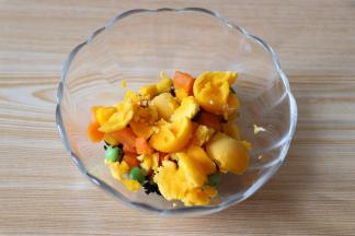 先用勺子将蛋黄压成小碎粒，再和什锦菜、核桃仁、熟黑芝麻混合，装入蛋白内即可；